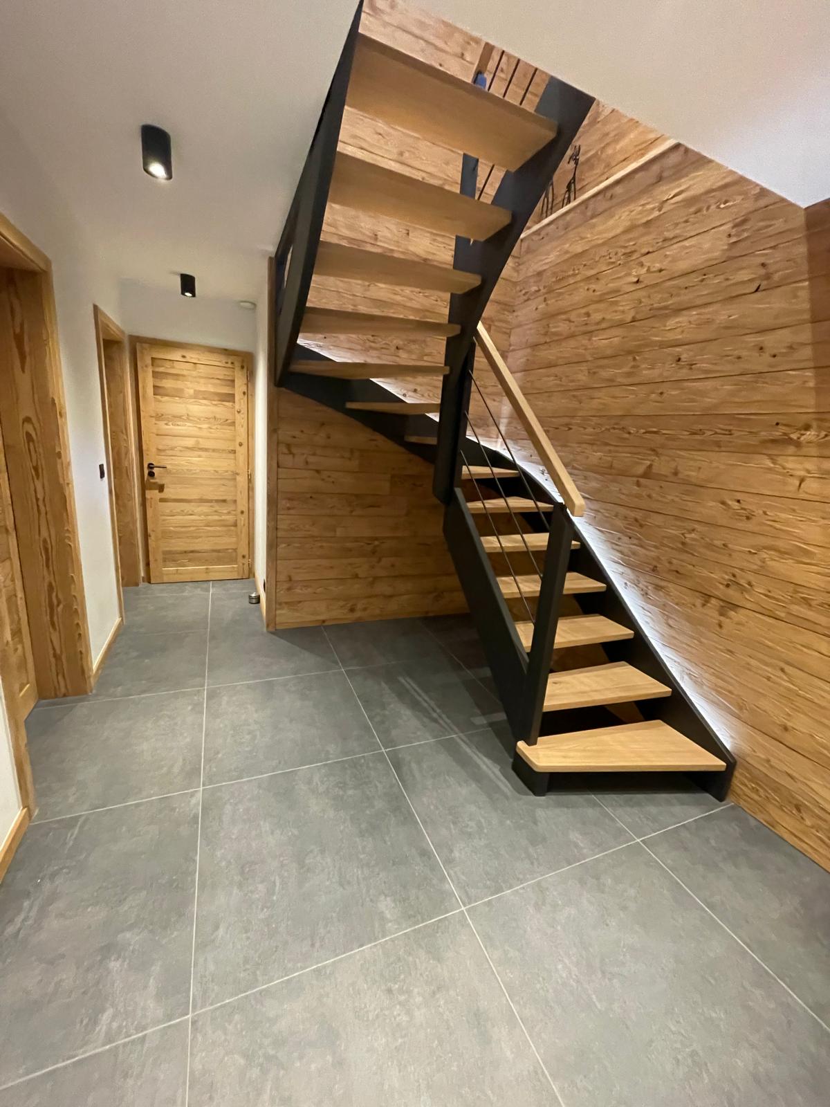 Vue verticale du hall inférieur du chalet